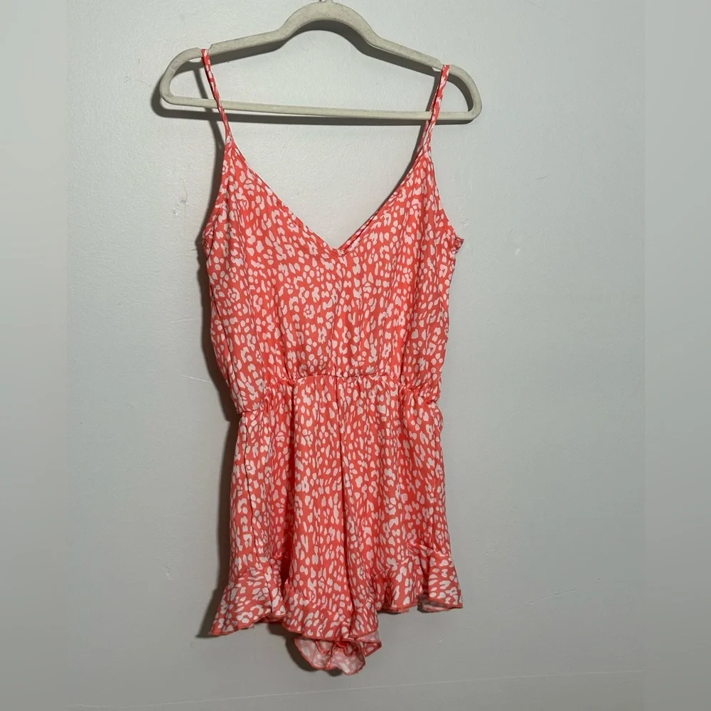 Pink Lily Women's S Sleeveless Coral Leopard V-Neck Ruffle Hem Romper | SKU 0488